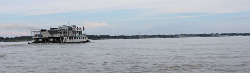 Anaconda navega sobre el río más caudaloso del mundo