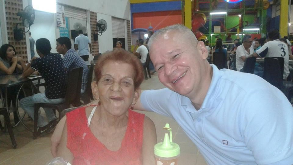 Estimado Ingeniero Armando Merlano y familia.