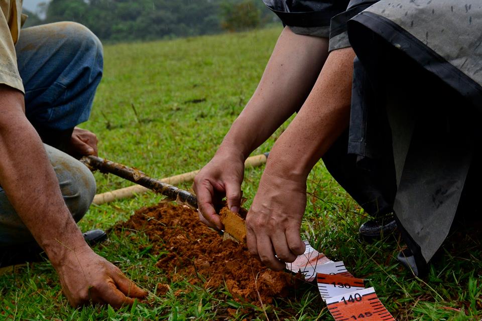 Avanza ruta de la tierra en la cuenca del río Hacha