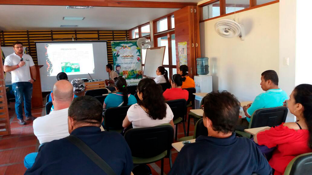 CORPOAMAZONIA lidera capacitación sobre impuesto nacional a las bolsas plásticas en Leticia