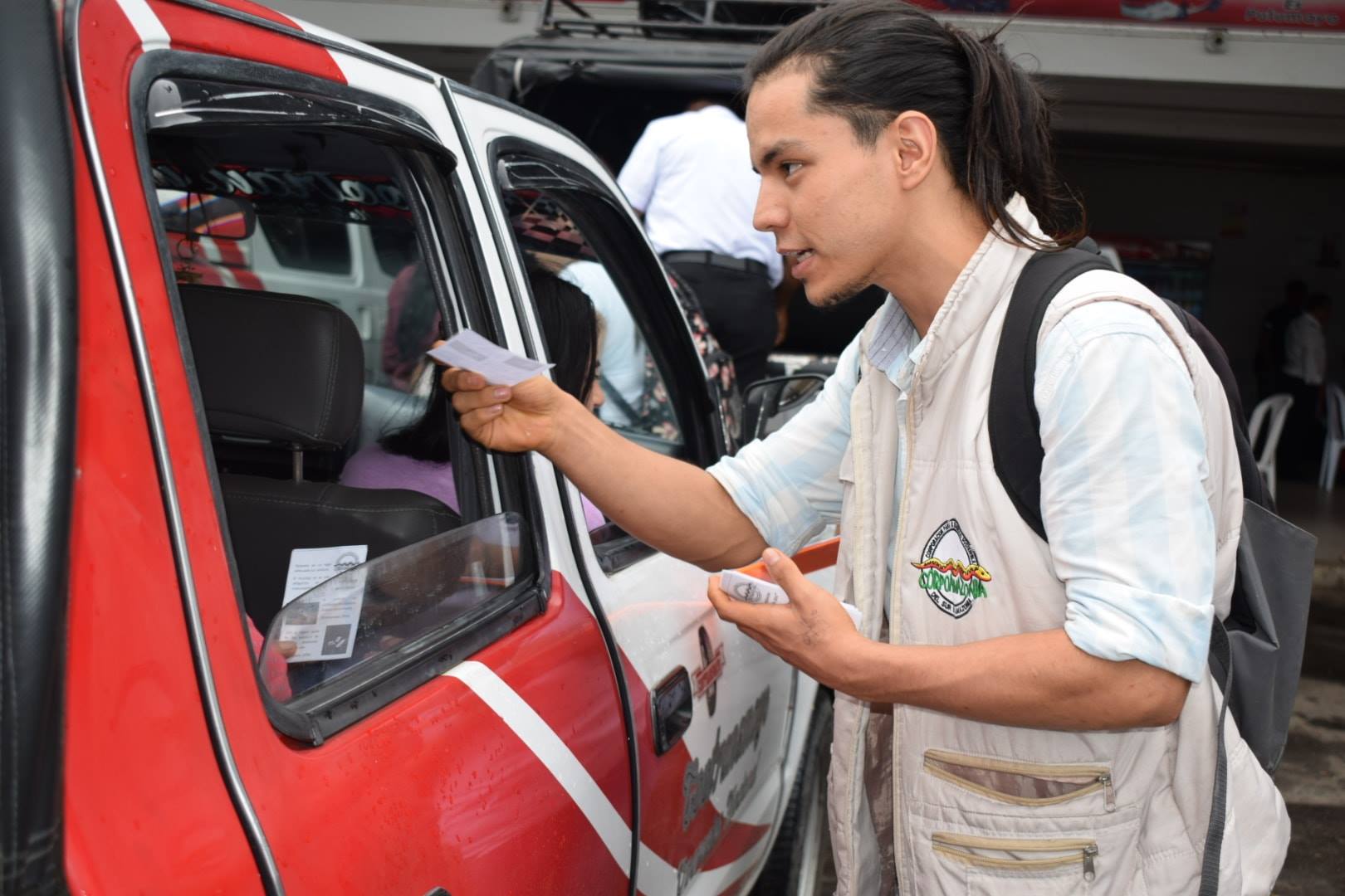 CORPOMAZONIA lidera campaña de sensibilización en el terminal de transportes de Mocoa