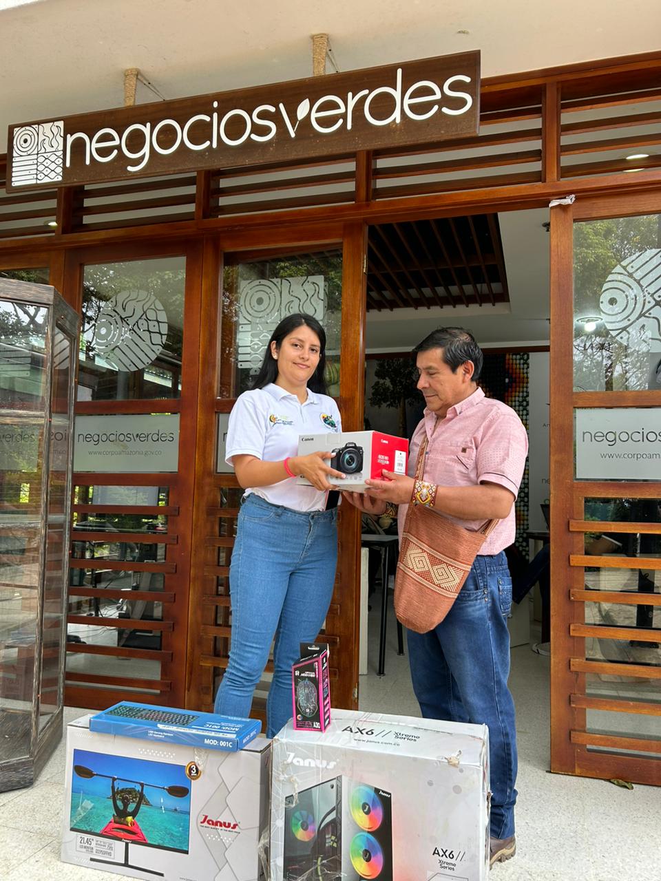 CORPOAMAZONIA Entrega Equipos y Recursos a Emprendedores Sostenibles